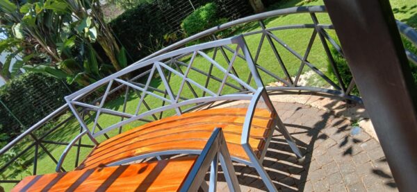 Garden table, curved bench and 5 chairs - Image 2